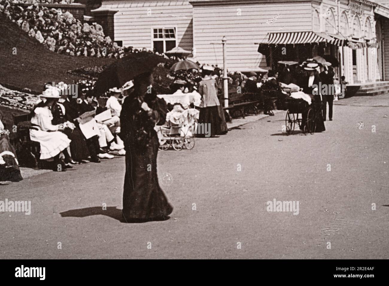 Vintage-Foto von Menschen, edwardianisches Englisch, Princes Parade Bridlington, Parasol, Sommerurlaub, Kinderwagen, 1910er Stockfoto