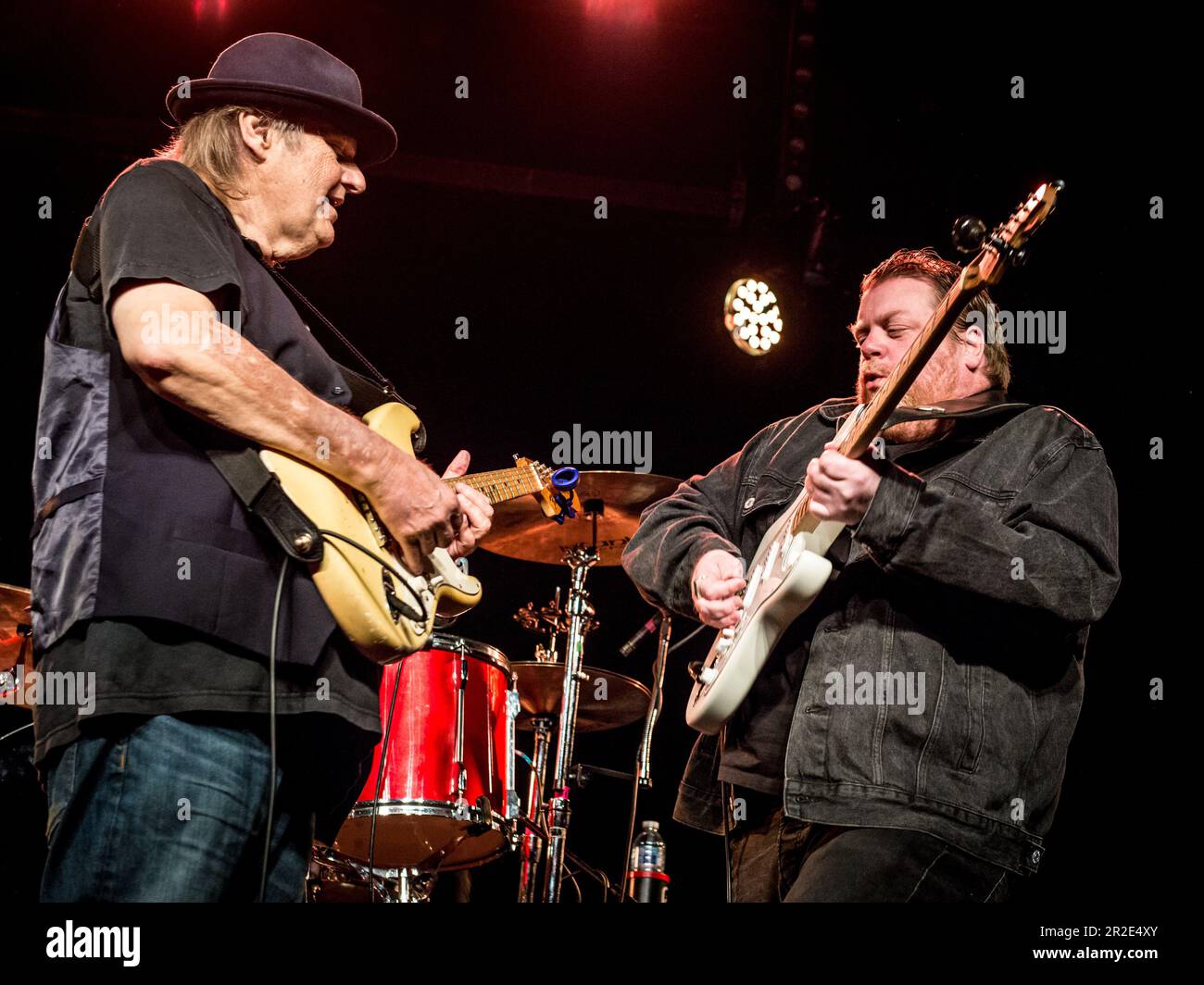 Walter Trout & Gast Danny Bryant auf der Gitarre Stockfoto