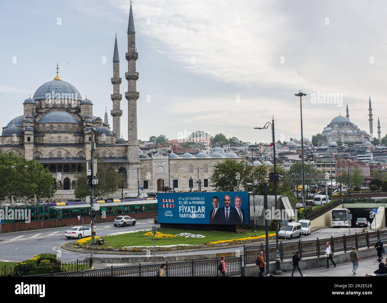 Istanbul, Türkei. 17. Mai 2023. Eine Plakatwand mit Kandidaten für die CHP-Präsidentschaftswahlen in Eminönü neben der Yeni-Cami-Moschee. Mit der zweiten Runde der türkischen Wahlen am 28. Mai schwindet die Ungewissheit darüber, wer der nächste Präsident von Türkiye sein wird. Der knappe Sieg des derzeitigen Präsidenten Recep Tayyip Erdo?an in der ersten Runde könnte sich als entscheidend erweisen. Kredit: SOPA Images Limited/Alamy Live News Stockfoto