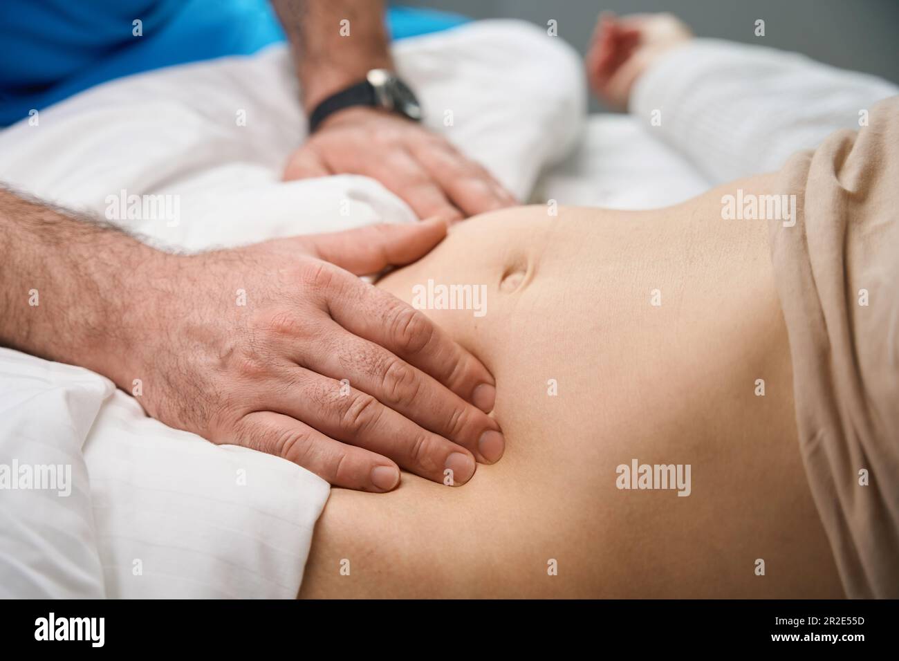 Die kranke Frau wird vom Arzt im Gesundheitszentrum beobachtet Stockfoto