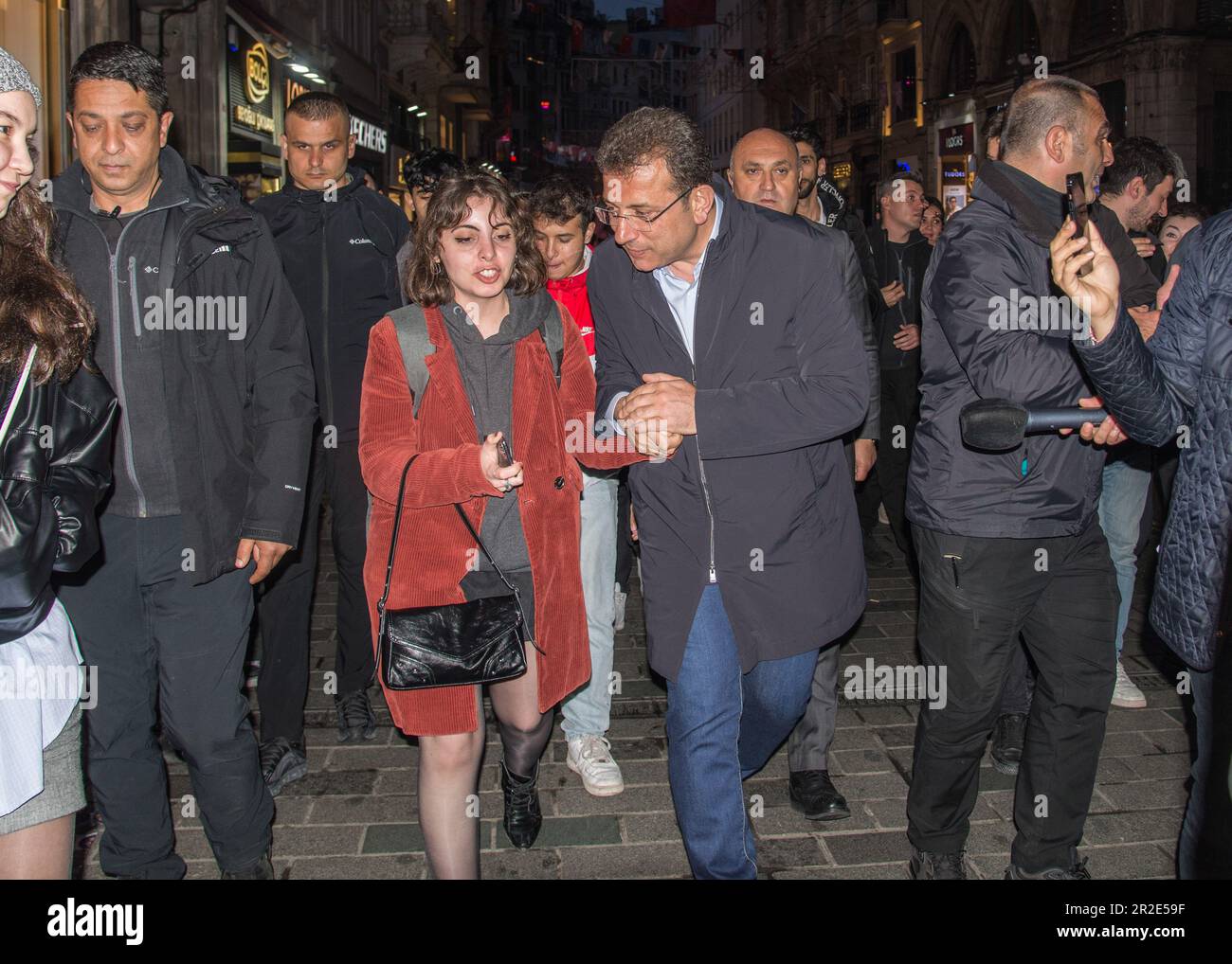 Istanbul, Türkei. 18. Mai 2023. Der Bürgermeister von Istanbul Ekrem ?mamo?lu geht entlang der Istiklal-Straße, während er die Menschen begrüßt. Mit der zweiten Runde der türkischen Wahlen am 28. Mai schwindet die Ungewissheit darüber, wer der nächste Präsident von Türkiye sein wird. Der knappe Sieg des derzeitigen Präsidenten Recep Tayyip Erdo?an in der ersten Runde könnte sich als entscheidend erweisen. (Foto: Mario Coll/SOPA Images/Sipa USA) Guthaben: SIPA USA/Alamy Live News Stockfoto