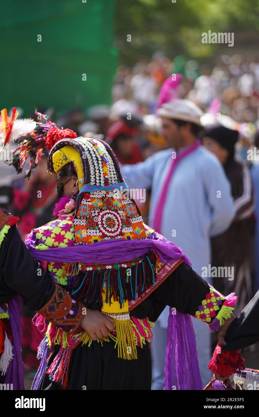 Kalash-Frauen machen sich bereit für den Tanz beim Chilam Joshi Festival in Chitral Stockfoto