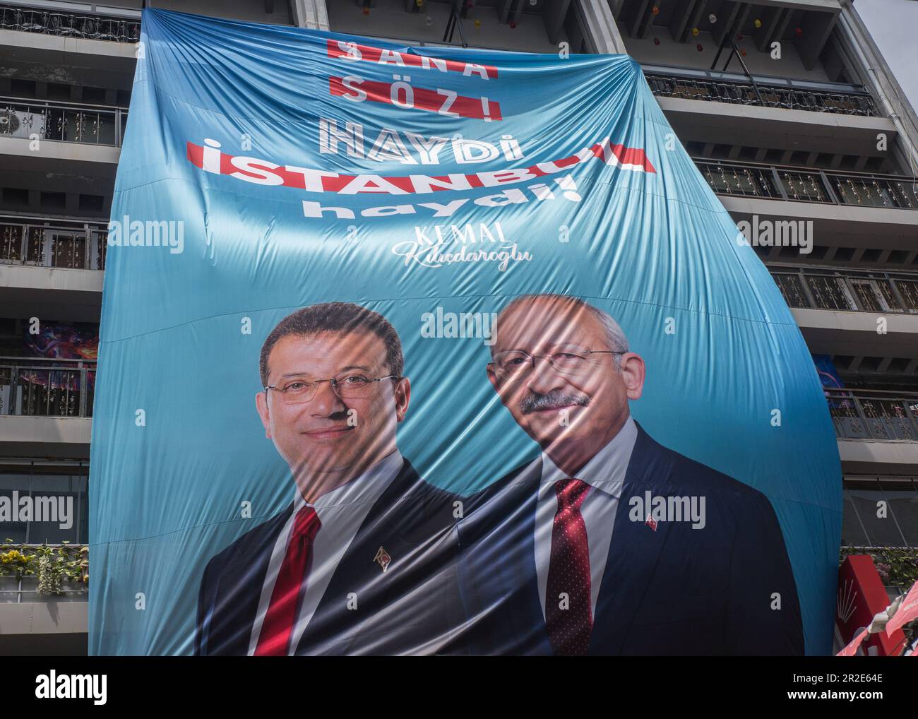 Istanbul, Türkei. 16. Mai 2023. Ein großes Banner mit dem Bild des türkischen Präsidentschaftskandidaten Kemal K?l?Acdaro?lu deckt ein Gebäude in der Istiklal-Straße in Istanbul ab. Mit der zweiten Runde der türkischen Wahlen am 28. Mai schwindet die Ungewissheit darüber, wer der nächste Präsident von TÃ¼rkiye sein wird. Der knappe Sieg des derzeitigen Präsidenten Recep Tayyip Erdo?an in der ersten Runde könnte sich als entscheidend erweisen. (Credit Image: © Mario Coll/SOPA Images via ZUMA Press Wire) NUR ZUR REDAKTIONELLEN VERWENDUNG! Nicht für den kommerziellen GEBRAUCH! Stockfoto