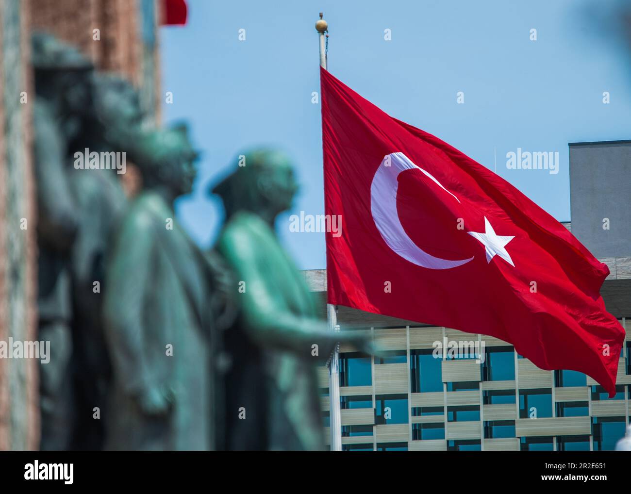 Istanbul, Türkei. 14. Mai 2023. Denkmal der Republik TÃ¼rkiye, auf dem Taksim-Platz, mit der Figur von Kemal Atatürk, dem ersten Präsidenten, und der türkischen Flagge im Hintergrund. Mit der zweiten Runde der türkischen Wahlen am 28. Mai schwindet die Ungewissheit darüber, wer der nächste Präsident von TÃ¼rkiye sein wird. Der knappe Sieg des derzeitigen Präsidenten Recep Tayyip Erdo?an in der ersten Runde könnte sich als entscheidend erweisen. (Credit Image: © Mario Coll/SOPA Images via ZUMA Press Wire) NUR ZUR REDAKTIONELLEN VERWENDUNG! Nicht für den kommerziellen GEBRAUCH! Stockfoto