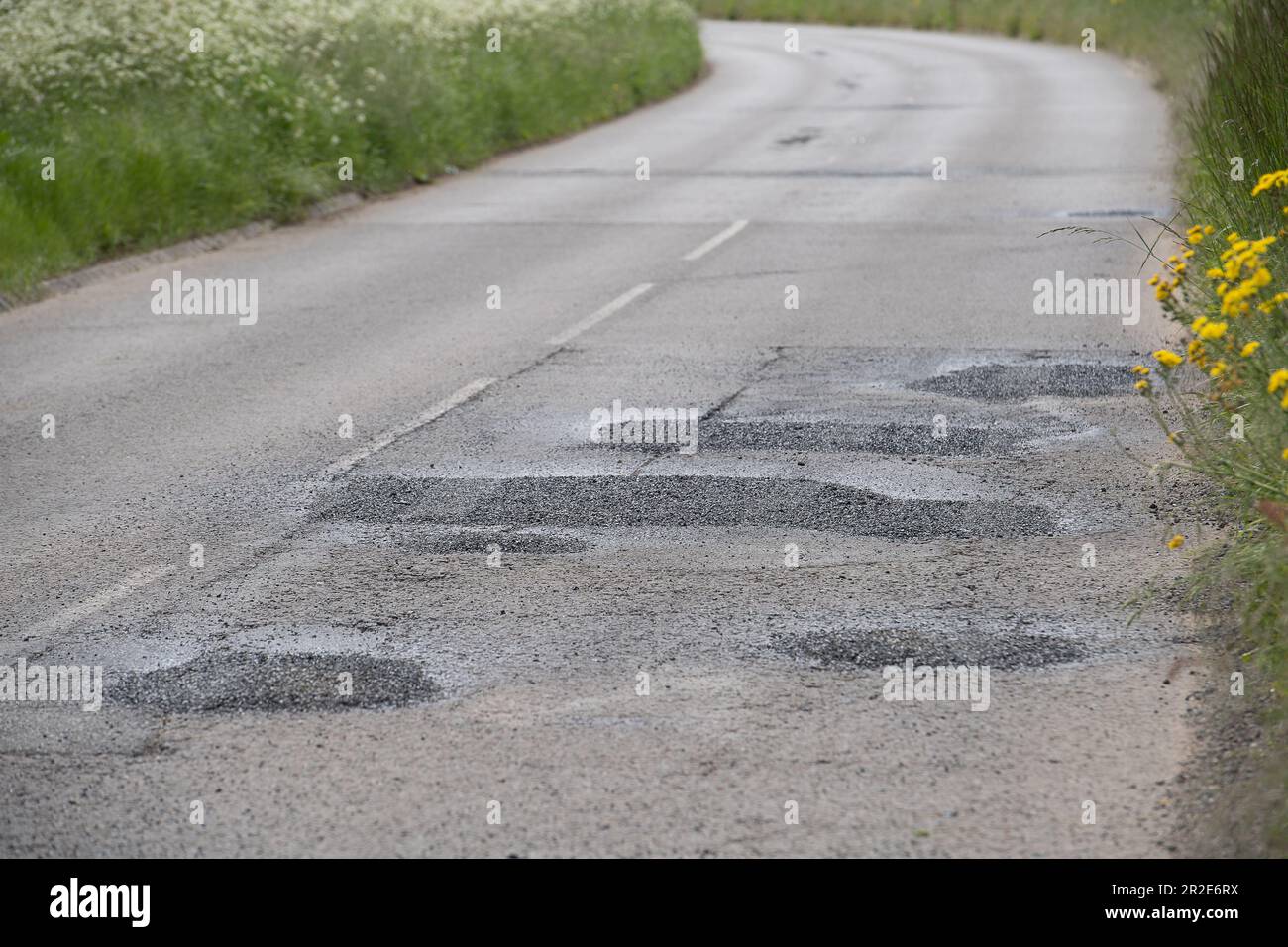 Dorney Reach, Buckinghamshire, Großbritannien. 19. Mai 2023. Schlaglöcher wurden im Dorf Dorney geflickt und reichten heute viel zur Erleichterung der Einwohner. Buckinghamshire Council nutzt Velocity Patching, um die tausenden von Schlaglöchern in Bucks zu füllen. Der Velocity Patcher drückt Luft mit hoher Geschwindigkeit in Schlaglöcher, um sie zu entfernen. Anschließend wird der Bereich mit kaltem Bitumen beschichtet, um eine Abdichtung zu schaffen, bevor die Zuschlagstoffe mit Bitumen beschichtet und wieder mit hoher Geschwindigkeit aufgetragen werden. Kredit: Maureen McLean/Alamy Live News Stockfoto