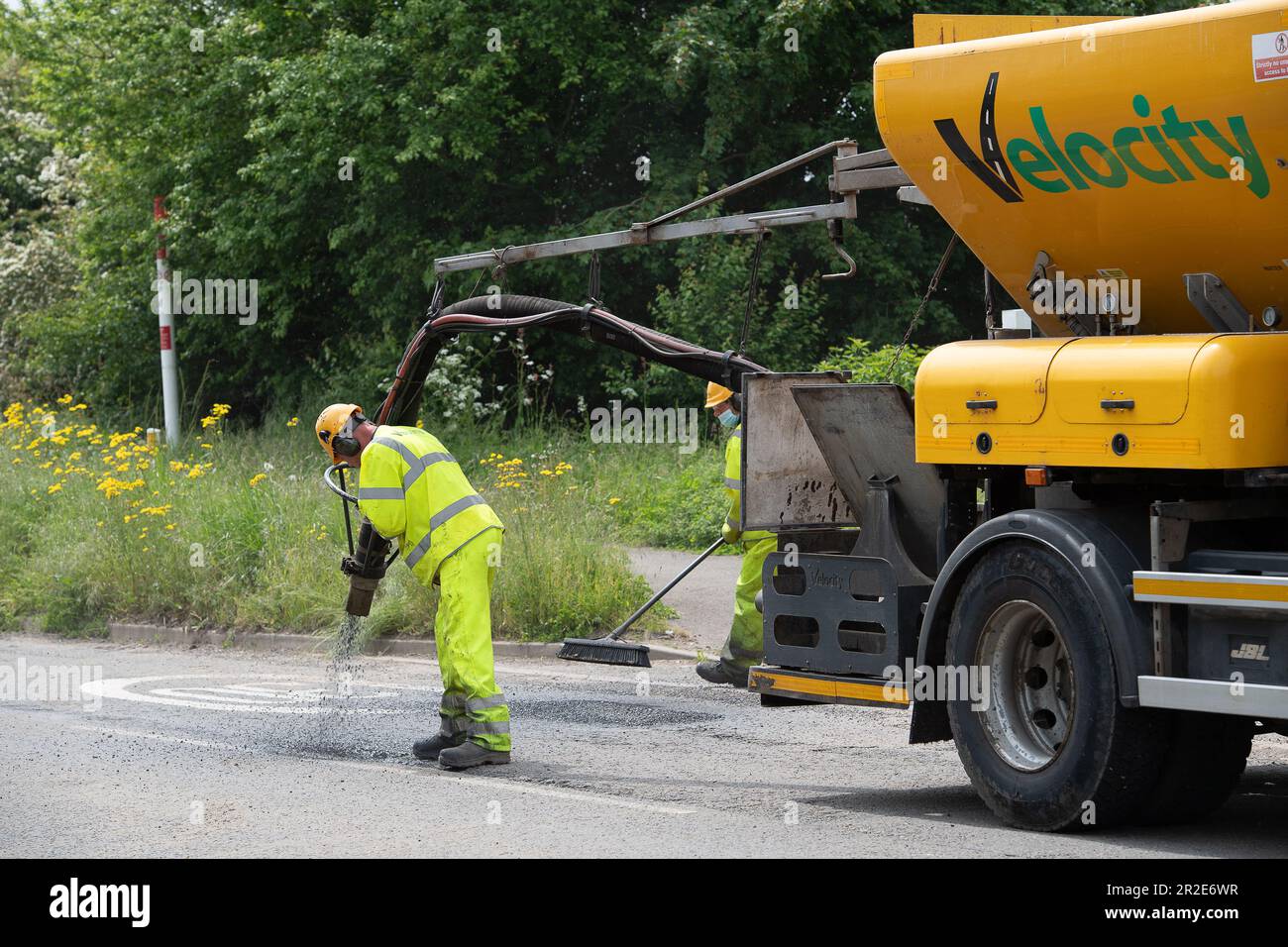 Dorney Reach, Buckinghamshire, Großbritannien. 19. Mai 2023. Schlaglöcher wurden im Dorf Dorney geflickt und reichten heute viel zur Erleichterung der Einwohner. Buckinghamshire Council nutzt Velocity Patching, um die tausenden von Schlaglöchern in Bucks zu füllen. Der Velocity Patcher drückt Luft mit hoher Geschwindigkeit in Schlaglöcher, um sie zu entfernen. Anschließend wird der Bereich mit kaltem Bitumen beschichtet, um eine Abdichtung zu schaffen, bevor die Zuschlagstoffe mit Bitumen beschichtet und wieder mit hoher Geschwindigkeit aufgetragen werden. Kredit: Maureen McLean/Alamy Live News Stockfoto