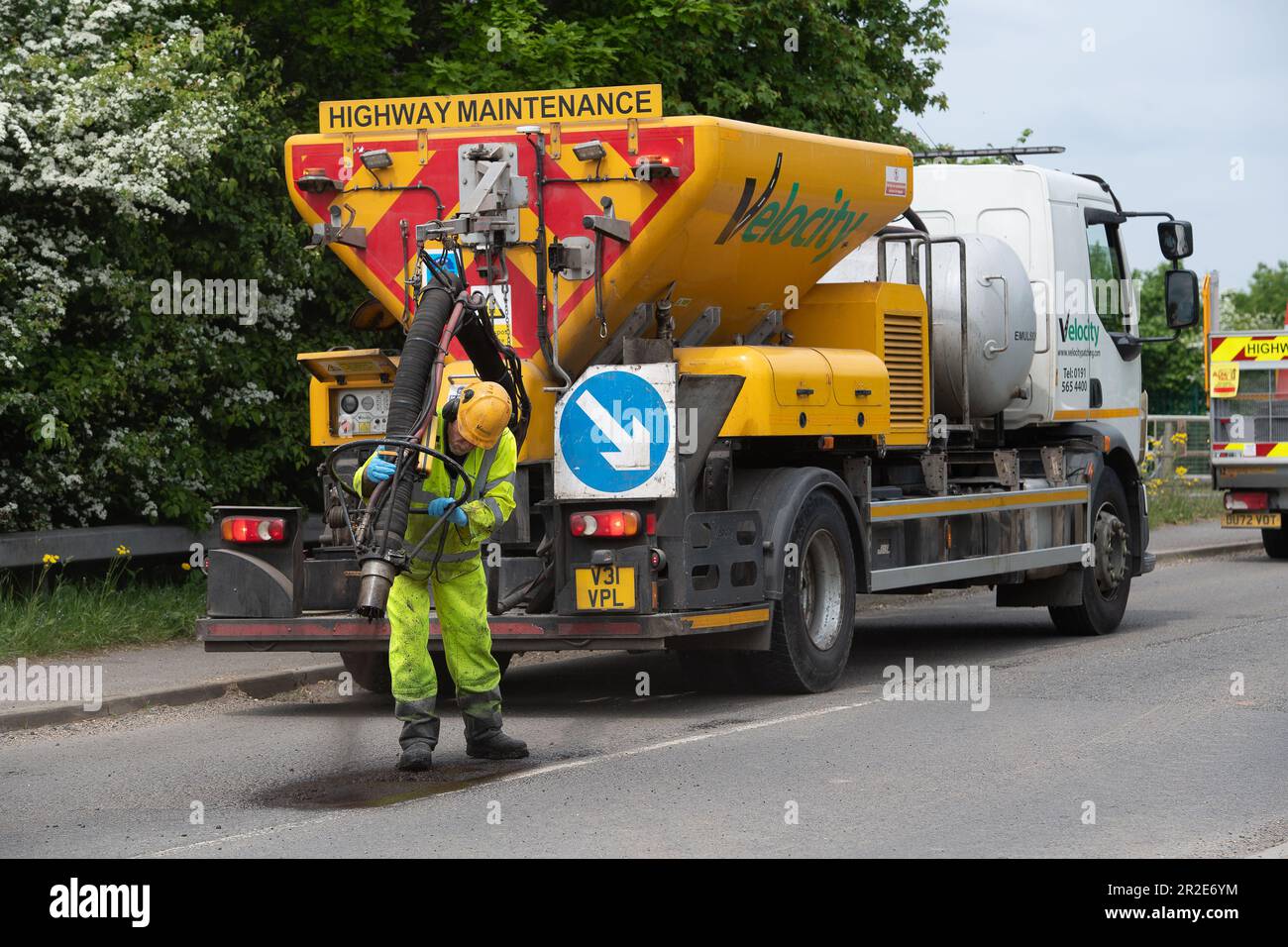 Dorney Reach, Buckinghamshire, Großbritannien. 19. Mai 2023. Schlaglöcher wurden im Dorf Dorney geflickt und reichten heute viel zur Erleichterung der Einwohner. Buckinghamshire Council nutzt Velocity Patching, um die tausenden von Schlaglöchern in Bucks zu füllen. Der Velocity Patcher drückt Luft mit hoher Geschwindigkeit in Schlaglöcher, um sie zu entfernen. Anschließend wird der Bereich mit kaltem Bitumen beschichtet, um eine Abdichtung zu schaffen, bevor die Zuschlagstoffe mit Bitumen beschichtet und wieder mit hoher Geschwindigkeit aufgetragen werden. Kredit: Maureen McLean/Alamy Live News Stockfoto