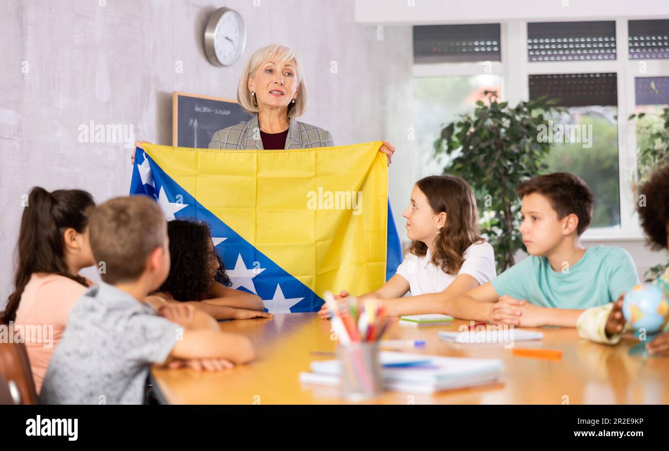 Reife Lehrerin erzählt Schülern die Geschichte von Bosnien und Herzegowina Stockfoto