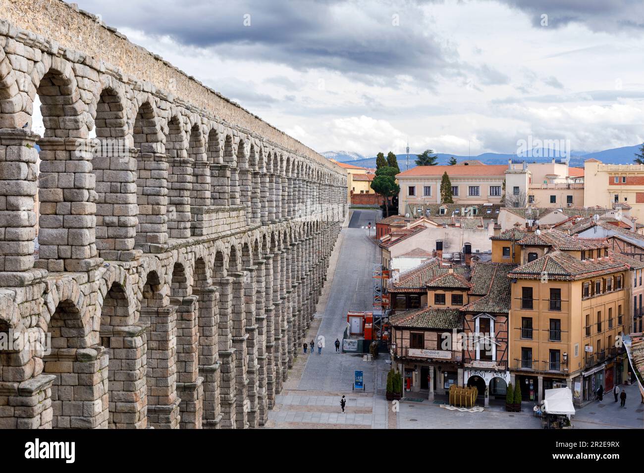 Spanien, Segovia, römische Aquädukte und Gebäude der Stadt. Stockfoto