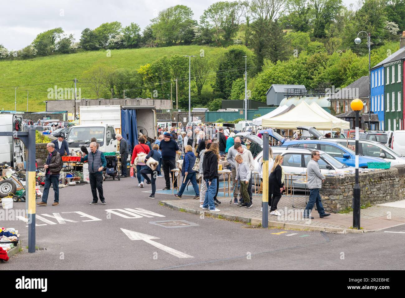 Bantry, West Cork, Irland. 19. Mai 2023. Der Bantry Friday Market fand heute unter feuchtem Himmel statt, wo viele Käufer die verschiedenen Verkaufsstände durchstöberten. Kredit: AG News/Alamy Live News Stockfoto