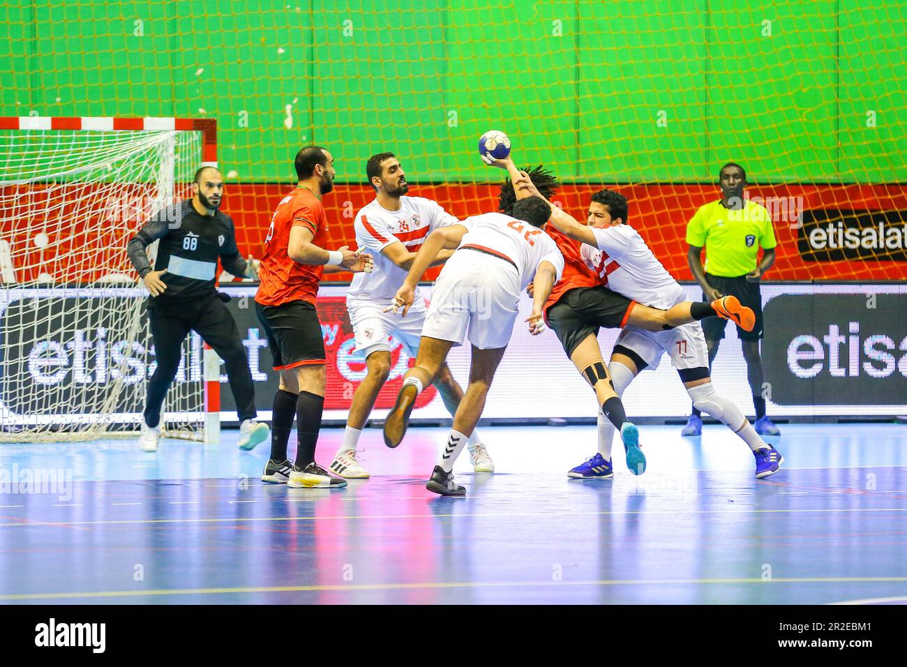 Das 2023. Spiel der afrikanischen Handball-Konföderation für Männer zwischen Zamalek und dem Sporting Club in Kairo, Ägypten. Kredit: Mehrheit World CIC/Alamy Live News Stockfoto