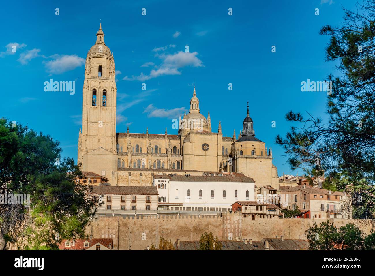 Kathedrale von Segovia - die römisch-katholische Kathedrale im gotischen Stil befindet sich auf dem Platz Plaza Mayor der Stadt Segovia Stockfoto