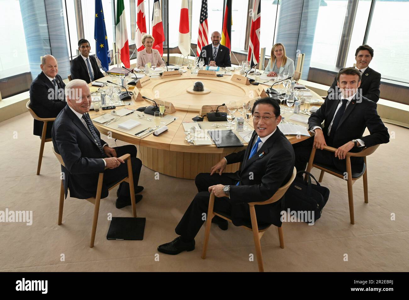 Hiroshima, Japan. 19. Mai 2023. Eine Gruppe von Sieben Führern posiert am ersten Tag des dreitägigen Gipfeltreffens im Grand Prince Hotel am 19. Mai 2023 in Hatsukaichi, Japan, bei einem Arbeitsessen. Im Uhrzeigersinn von links: USA Präsident Joe Biden, Bundeskanzler Olaf Schotz, britischer Premierminister Rishi Sunak, Präsidentin der Europäischen Kommission Ursula von der Leyen, Präsident des Europäischen Rates Charles Michel, italienischer Premierminister Giorgia Meloni, kanadischer Premierminister Justin Trudeau, französischer Präsident Emmanuel Macron und Gastgeber des japanischen Premierministers Fumio Kishida. Guthaben: Pool Photo/G7 Hiro Stockfoto