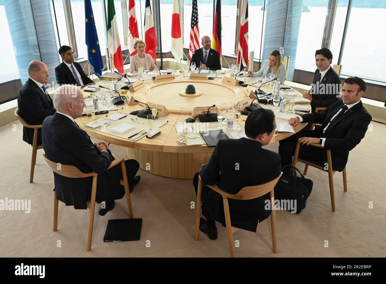 Hiroshima, Japan. 19. Mai 2023. Eine Gruppe von Sieben Führern posiert am ersten Tag des dreitägigen Gipfeltreffens im Grand Prince Hotel am 19. Mai 2023 in Hatsukaichi, Japan, bei einem Arbeitsessen. Im Uhrzeigersinn von links: USA Präsident Joe Biden, Bundeskanzler Olaf Schotz, britischer Premierminister Rishi Sunak, Präsidentin der Europäischen Kommission Ursula von der Leyen, Präsident des Europäischen Rates Charles Michel, italienischer Premierminister Giorgia Meloni, kanadischer Premierminister Justin Trudeau, französischer Präsident Emmanuel Macron und Gastgeber des japanischen Premierministers Fumio Kishida. Guthaben: Pool Photo/G7 Hiro Stockfoto