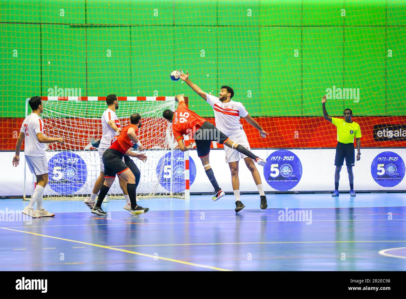 Das 2023. Spiel der afrikanischen Handball-Konföderation für Männer zwischen Zamalek und dem Sporting Club in Kairo, Ägypten. Kredit: Mehrheit World CIC/Alamy Live News Stockfoto