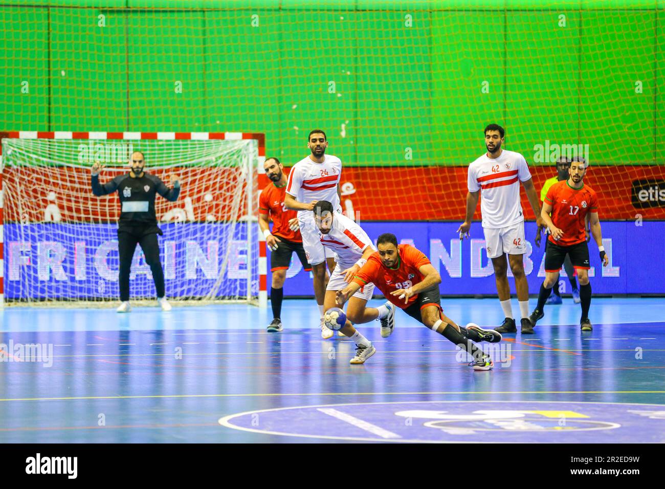 Das 2023. Spiel der afrikanischen Handball-Konföderation für Männer zwischen Zamalek und dem Sporting Club in Kairo, Ägypten. Kredit: Mehrheit World CIC/Alamy Live News Stockfoto