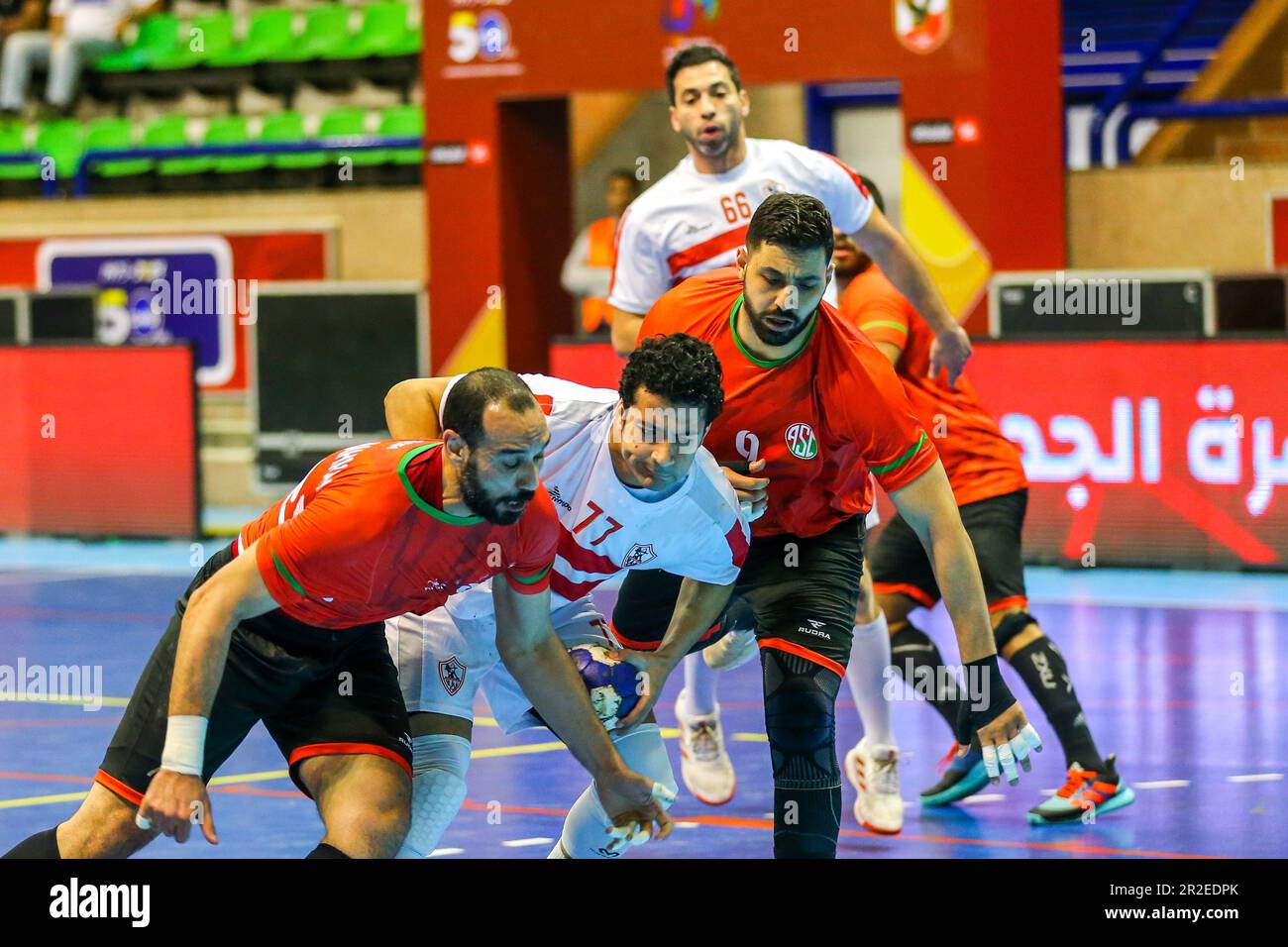 Das 2023. Spiel der afrikanischen Handball-Konföderation für Männer zwischen Zamalek und dem Sporting Club in Kairo, Ägypten. Stockfoto