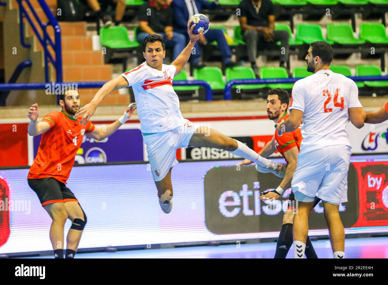 Das 2023. Spiel der afrikanischen Handball-Konföderation für Männer zwischen Zamalek und dem Sporting Club in Kairo, Ägypten. Stockfoto