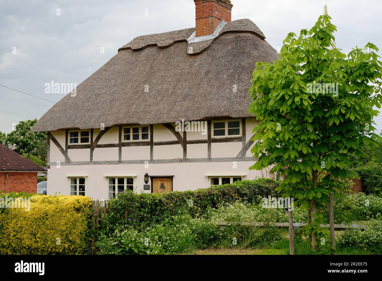 England im Frühling. Häuser im Dorf Portchester. Hübsche Häuser in der Castle Street. Stockfoto