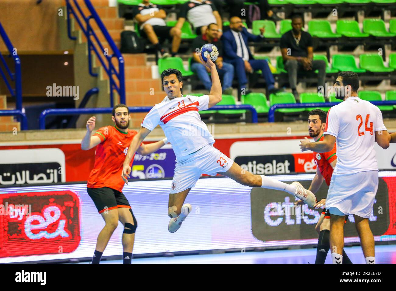 Das 2023. Spiel der afrikanischen Handball-Konföderation für Männer zwischen Zamalek und dem Sporting Club in Kairo, Ägypten. Stockfoto