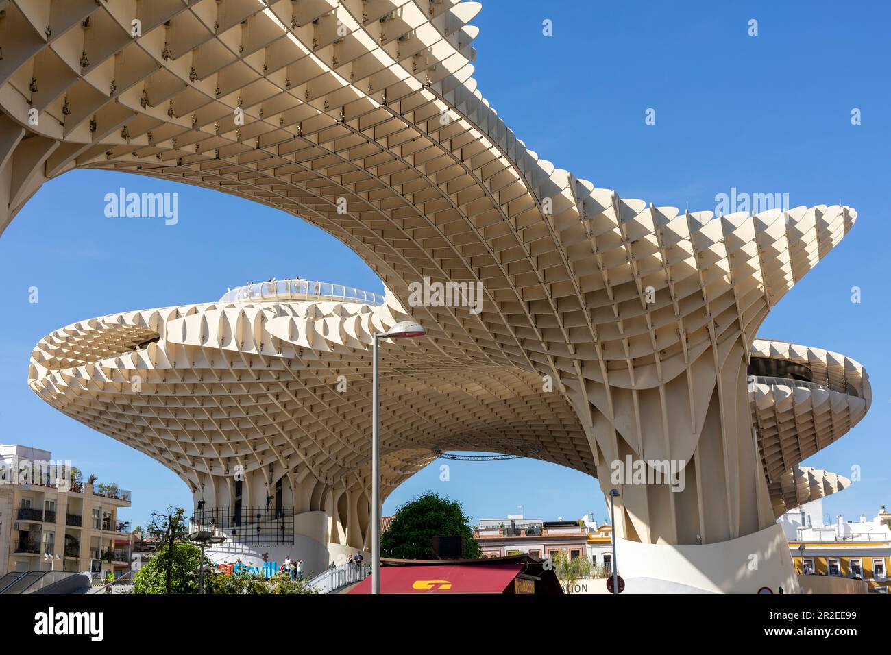 Spanien, Andalusien, Sevilla, Setas of Sevilla, eine Struktur aus Sperrholz mit einem Fußsteg auf der obersten Ebene, der einen Blick auf die Stadt bietet. Stockfoto