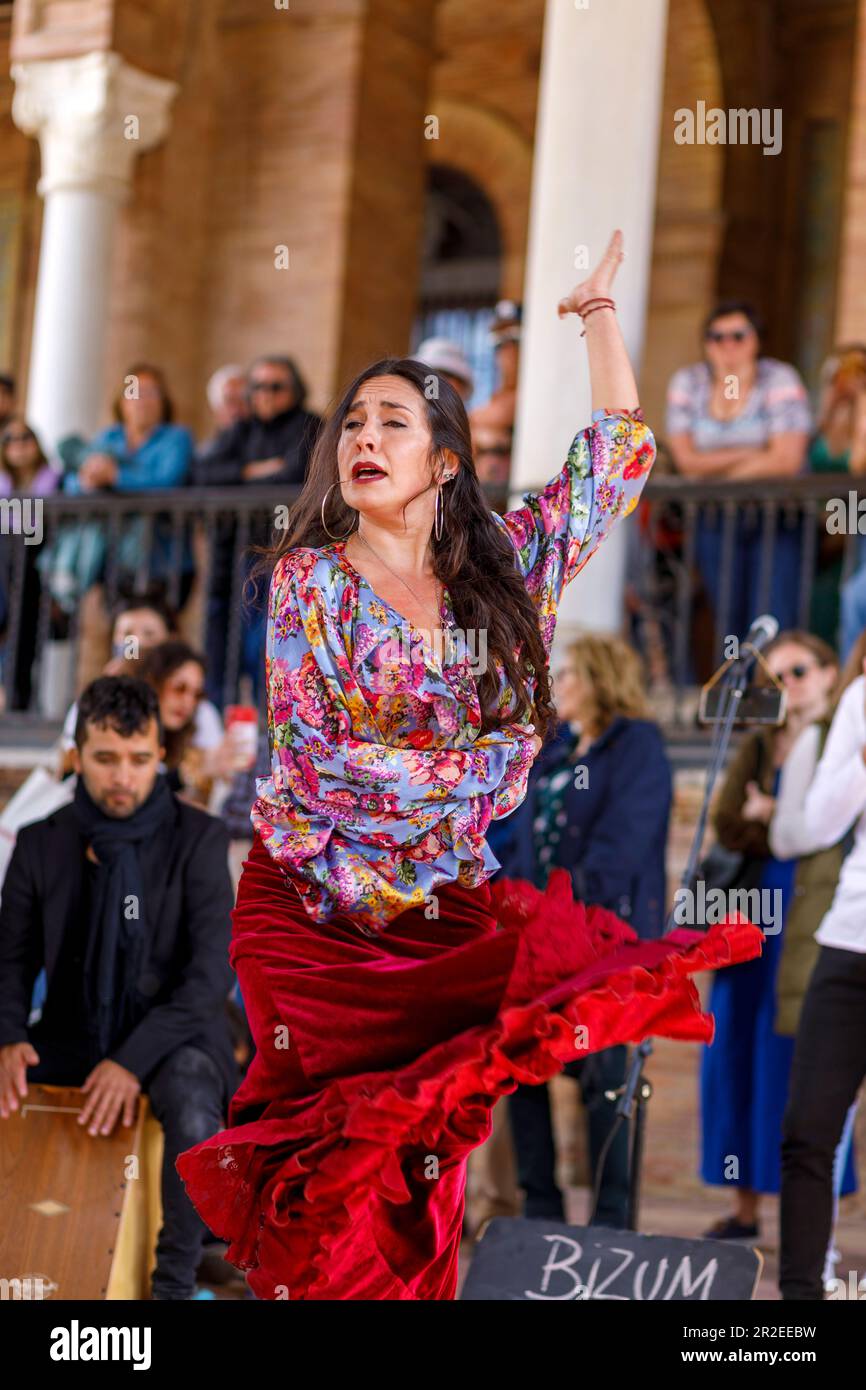 Spanien, Andalusien, Sevilla, Flamenco-Tänzer im Plaza de Espana Stockfoto