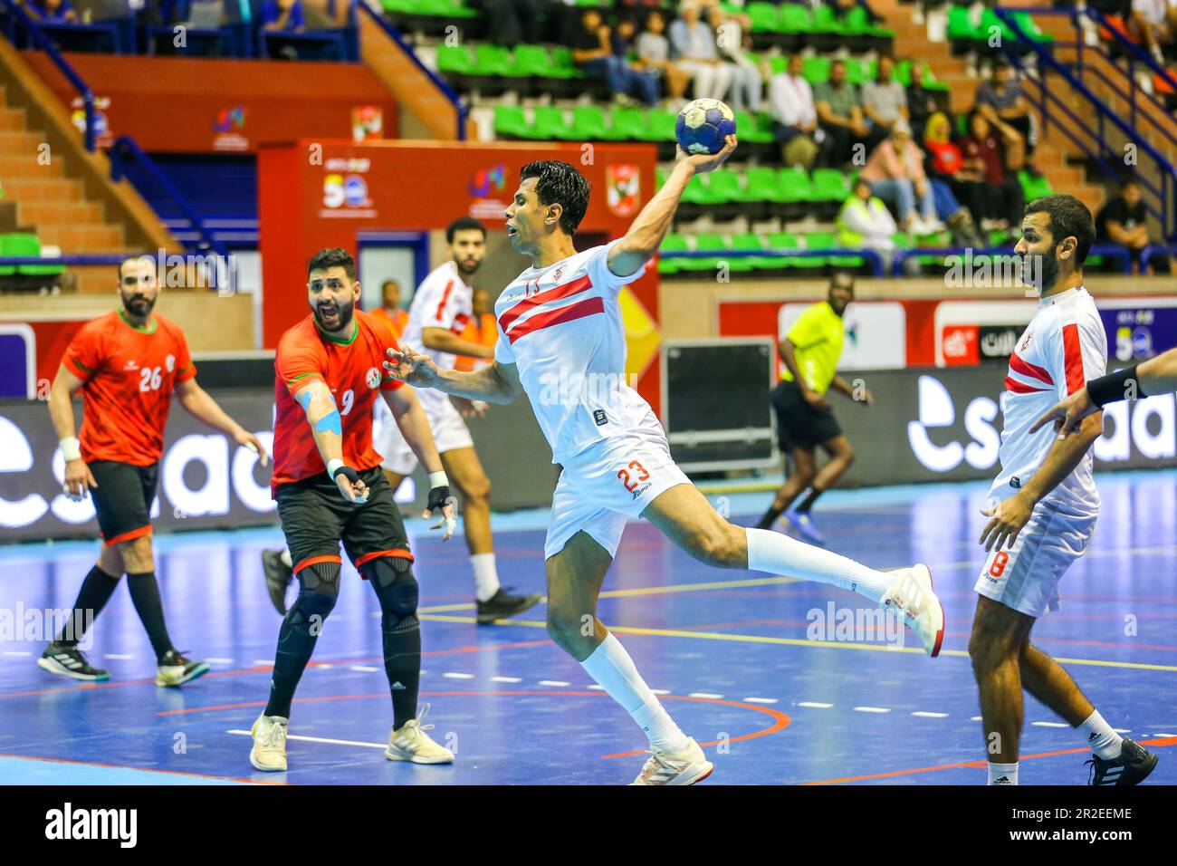 Das 2023. Spiel der afrikanischen Handball-Konföderation für Männer zwischen Zamalek und dem Sporting Club in Kairo, Ägypten. Stockfoto
