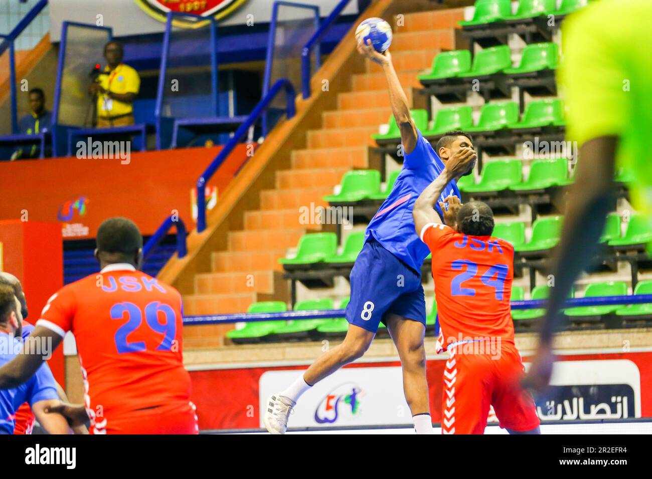 Das 2023. Spiel des afrikanischen Handballverbands der Männer zwischen Al Ahly und JSK, Kinshasa in Kairo, Ägypten. Stockfoto