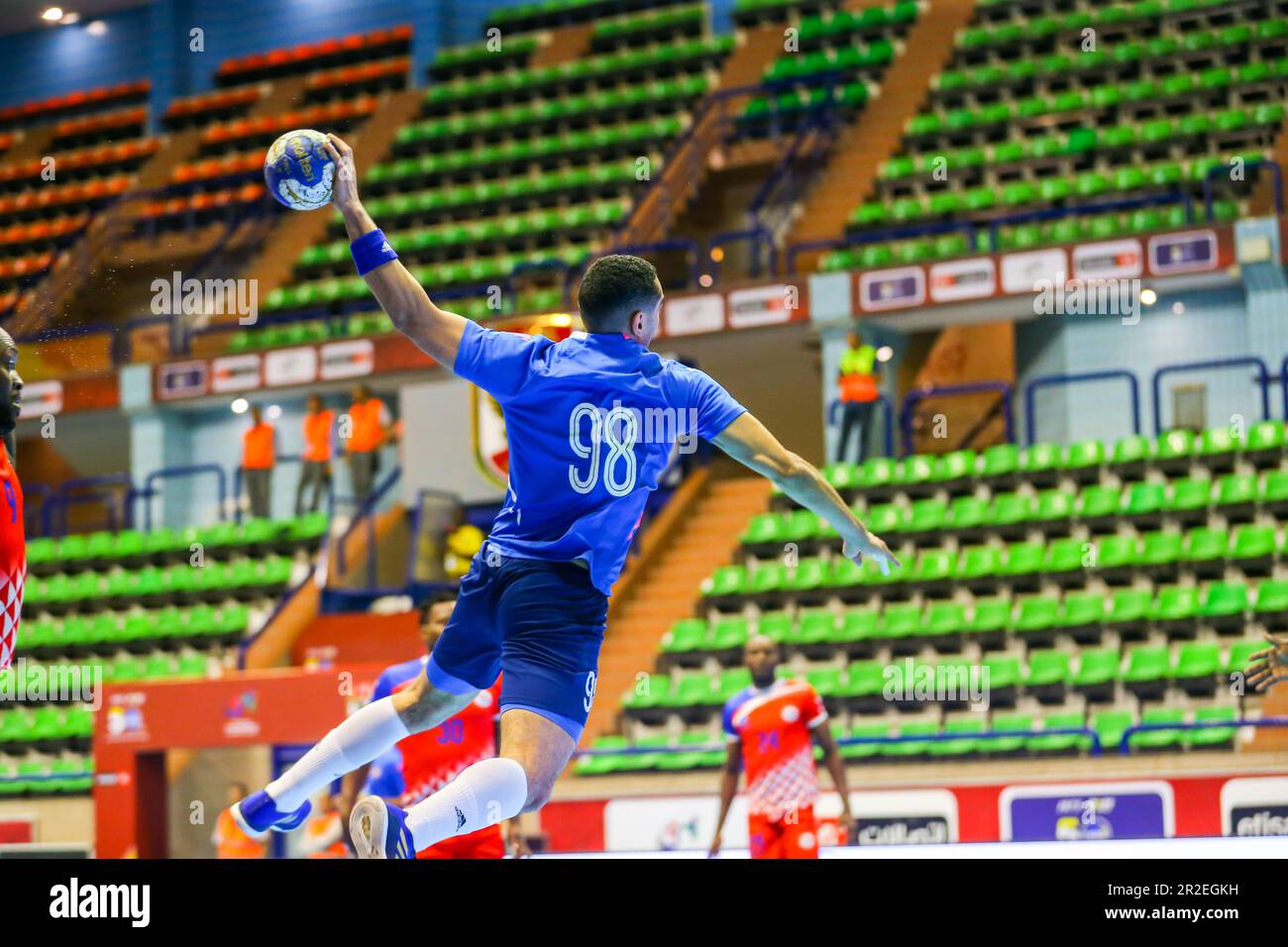 Das 2023. Spiel des afrikanischen Handballverbands der Männer zwischen Al Ahly und JSK, Kinshasa in Kairo, Ägypten. Stockfoto