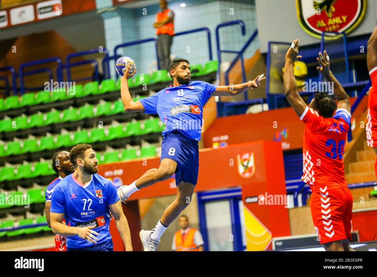 Das 2023. Spiel des afrikanischen Handballverbands der Männer zwischen Al Ahly und JSK, Kinshasa in Kairo, Ägypten. Stockfoto
