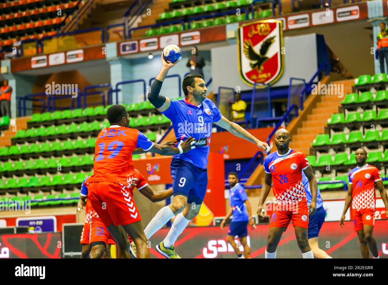 Das 2023. Spiel des afrikanischen Handballverbands der Männer zwischen Al Ahly und JSK, Kinshasa in Kairo, Ägypten. Stockfoto
