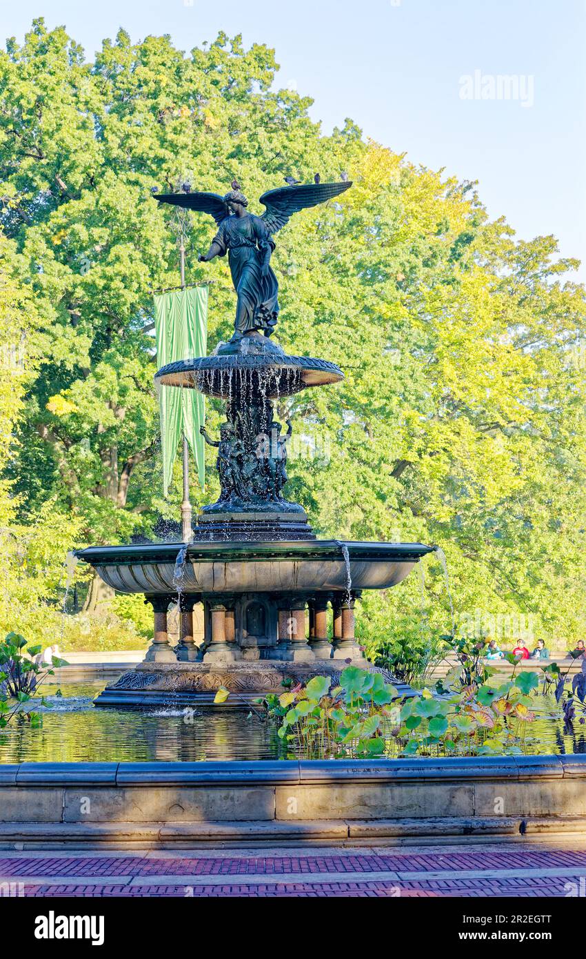Der Bethesda-Brunnen, das Herzstück der Bethesda-Terrasse im Central Park, wird von der von Emma Stebbins geformten Angel of the Waters-Statue dominiert. Stockfoto