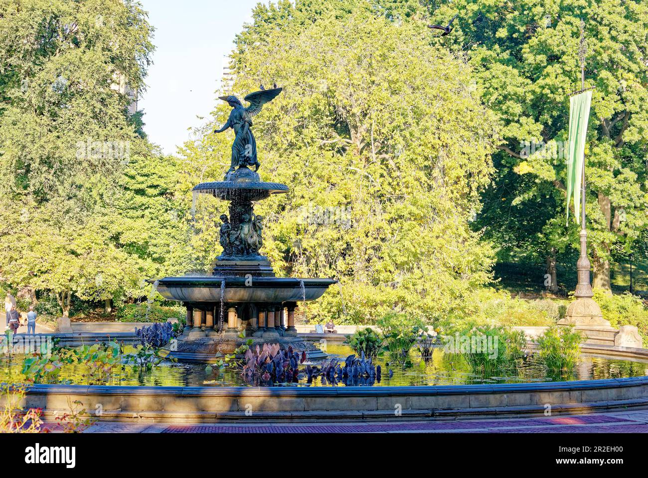 Der Bethesda-Brunnen, das Herzstück der Bethesda-Terrasse im Central Park, wird von der von Emma Stebbins geformten Angel of the Waters-Statue dominiert. Stockfoto