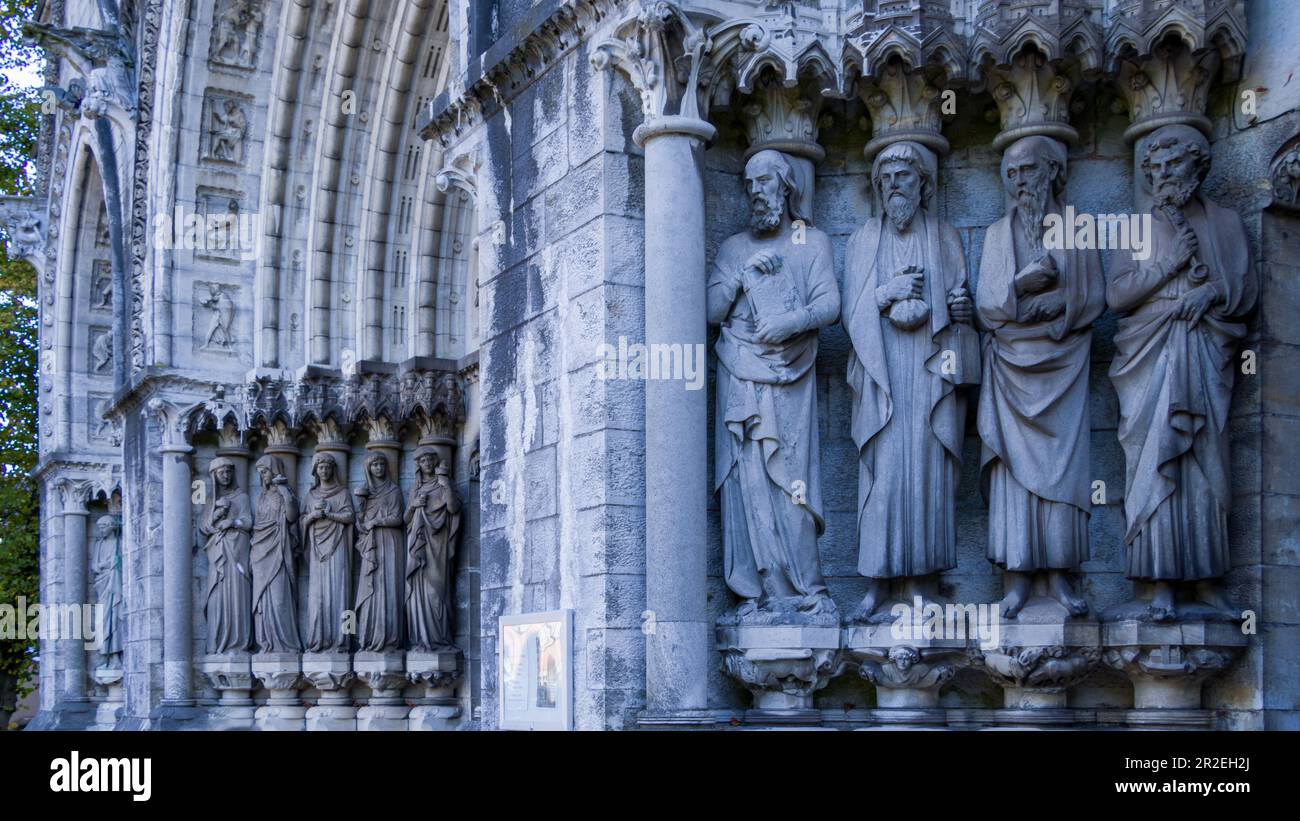 Skulpturenbilder der Apostel an der Fassade der anglikanischen Kathedrale in Cork, Irland. Saint-Fin-Barre-Kathedrale Stockfoto