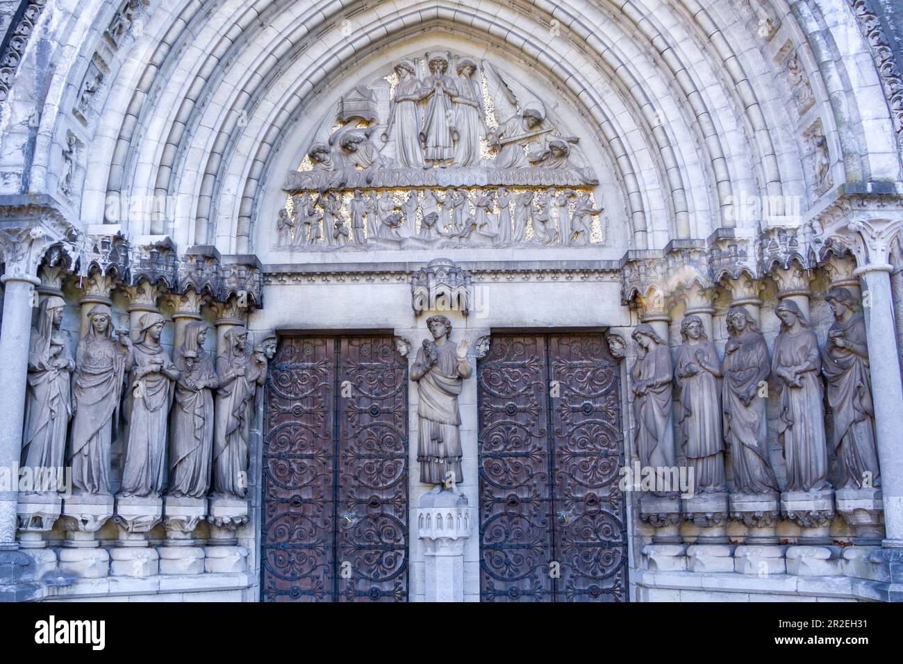 Detail der Fassade der Kathedrale von Cork. Die Fassade des Gebäudes. Neogotischer Stil. Skulptur am Vordereingang von fünf Weisen und Narren Stockfoto