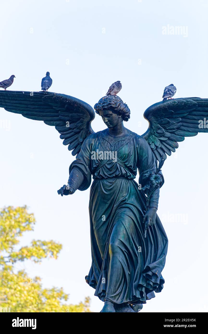Angel of the Waters auf dem Bethesda-Brunnen im Central Park von New York City wurde in den 1860er Jahren von Emma Stebbins geformt. Stockfoto