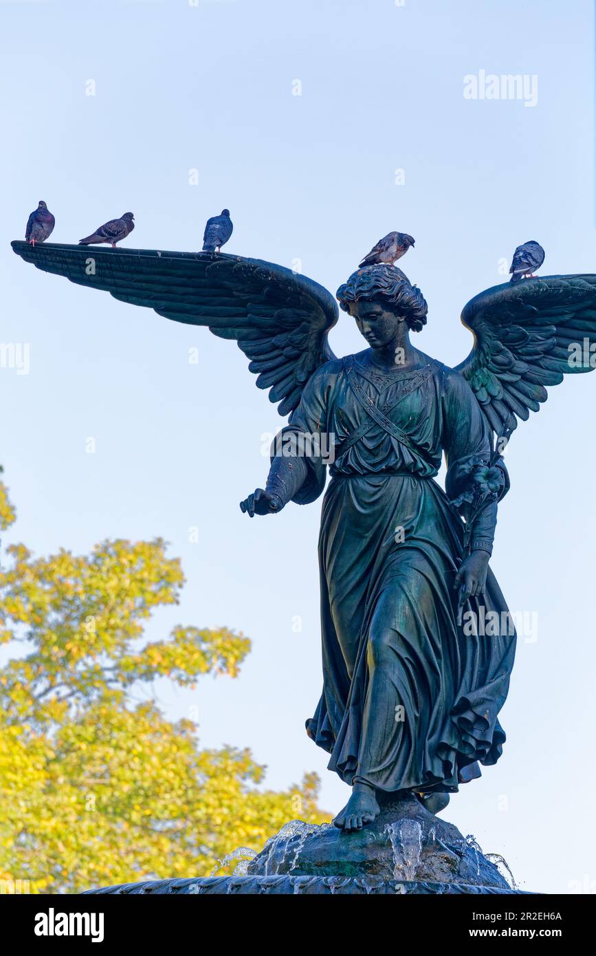 Angel of the Waters auf dem Bethesda-Brunnen im Central Park von New York City wurde in den 1860er Jahren von Emma Stebbins geformt. Stockfoto