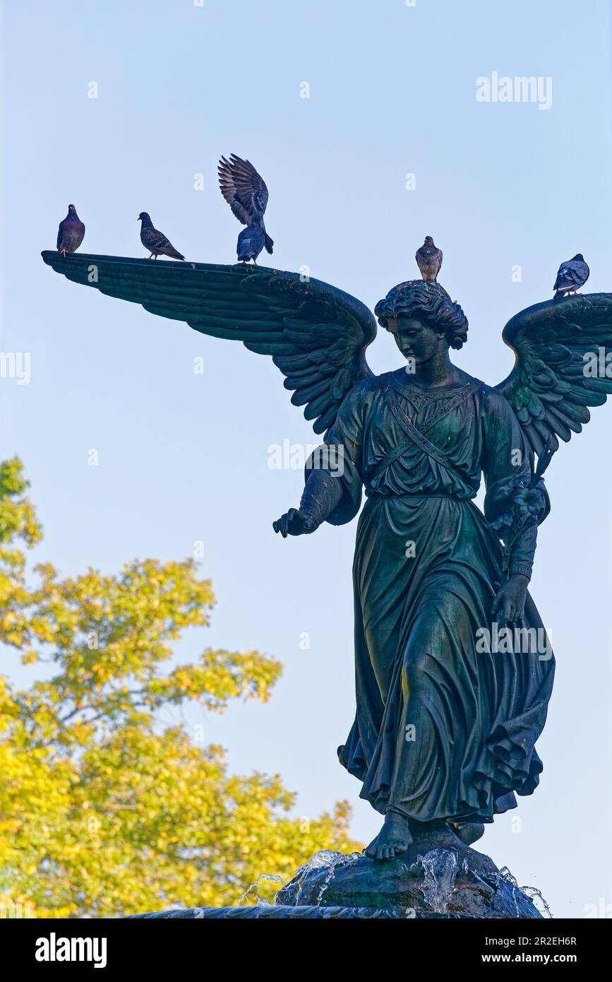 Angel of the Waters auf dem Bethesda-Brunnen im Central Park von New York City wurde in den 1860er Jahren von Emma Stebbins geformt. Stockfoto