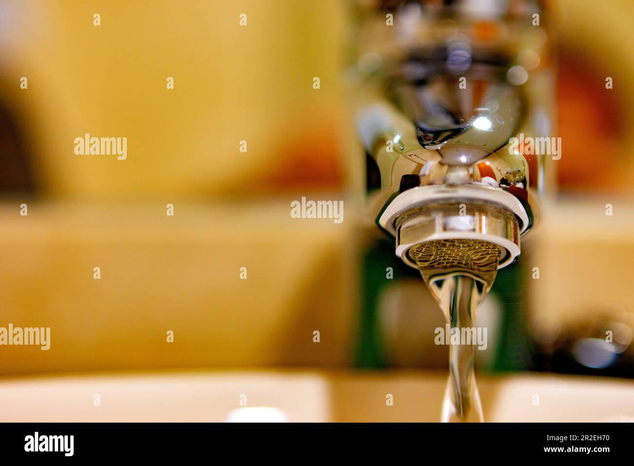 Wasserhahn zu Hause. Fließendes Wasser im Badezimmer mit Waschbecken. Konzept für Wassereinsparungen und Nachhaltigkeit. Stockfoto