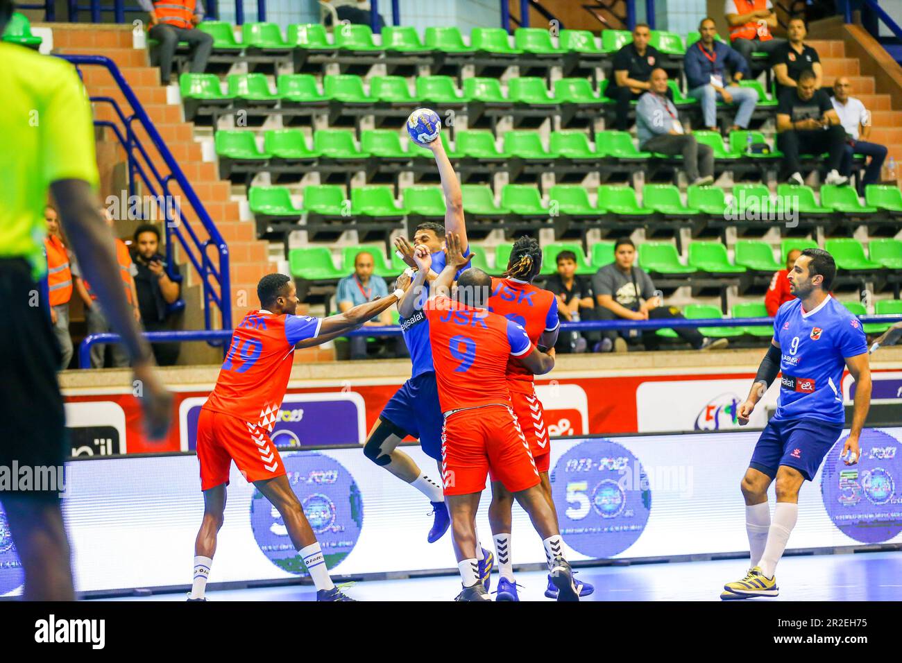 Das 2023. Spiel des afrikanischen Handballverbands der Männer zwischen Al Ahly und JSK, Kinshasa in Kairo, Ägypten. Stockfoto