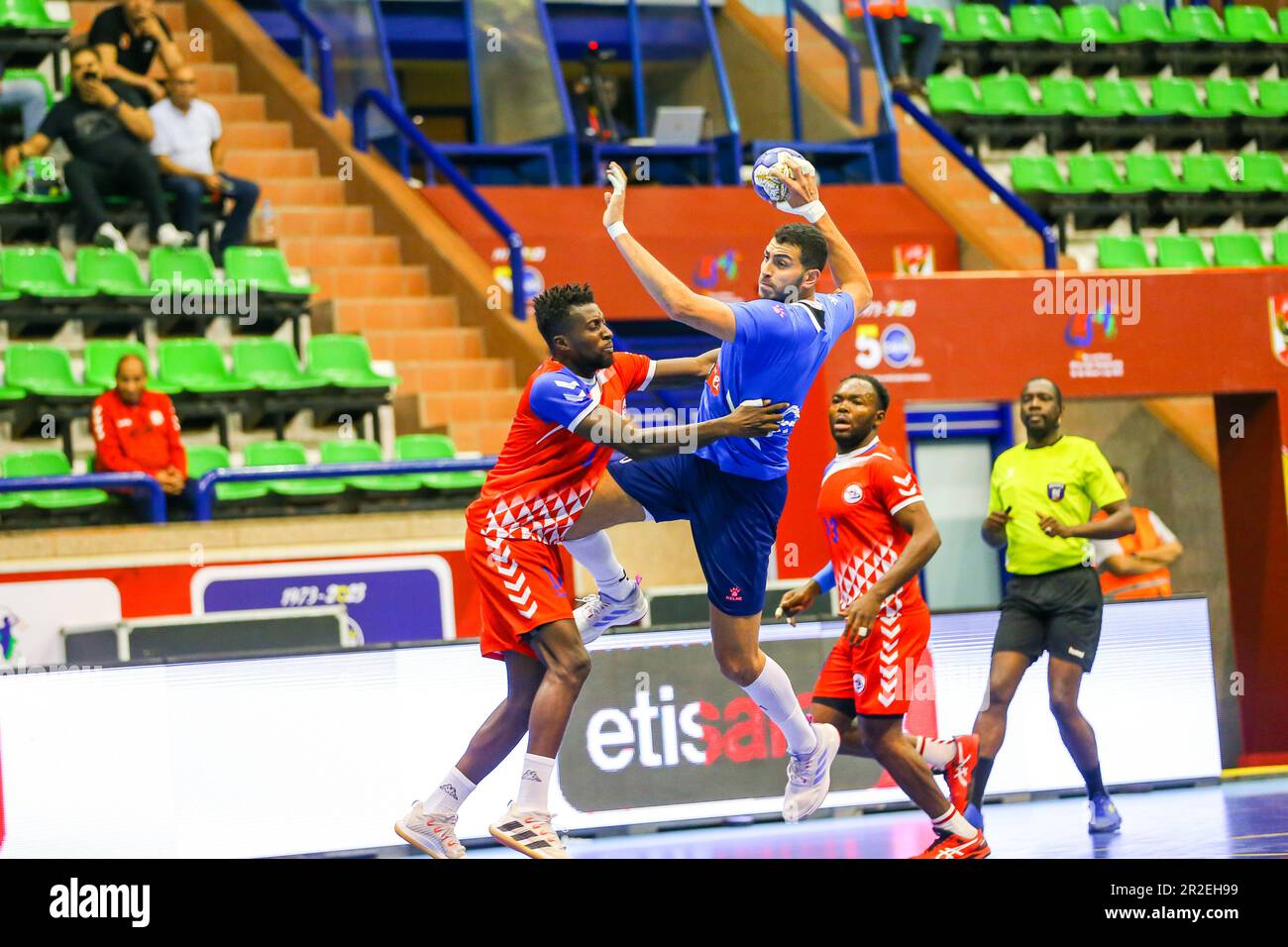 Das 2023. Spiel des afrikanischen Handballverbands der Männer zwischen Al Ahly und JSK, Kinshasa in Kairo, Ägypten. Stockfoto