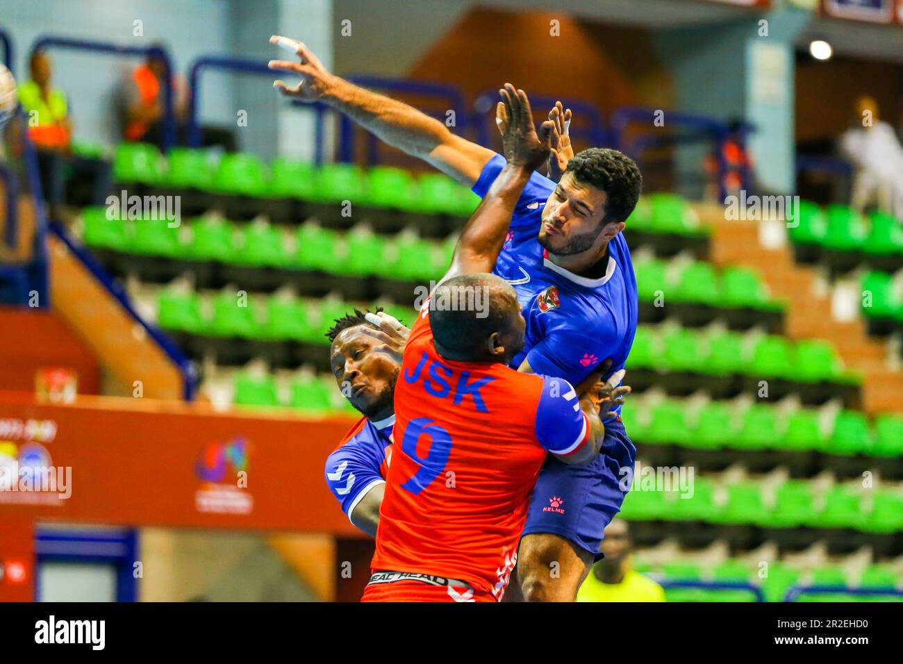 Das 2023. Spiel des afrikanischen Handballverbands der Männer zwischen Al Ahly und JSK, Kinshasa in Kairo, Ägypten. Stockfoto