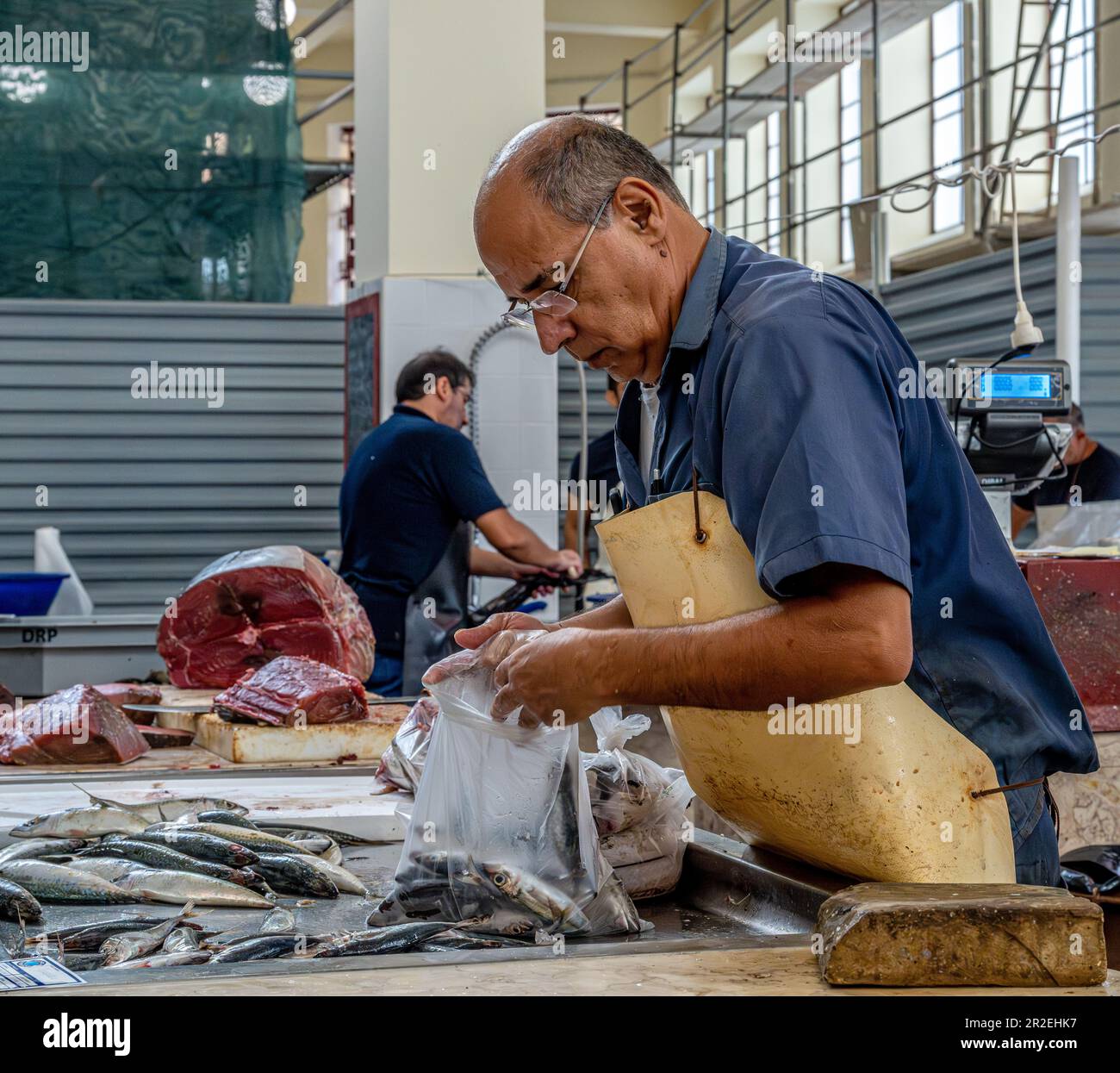 Lokaler Fisch wird auf dem Fischmarkt, Funchal, Madeira zubereitet Stockfoto