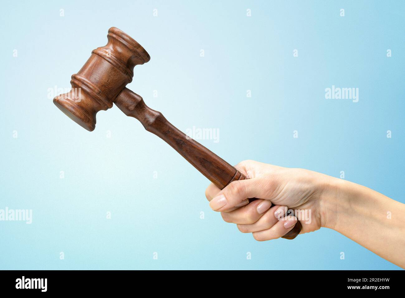 Someones hand Holz- Gesetz Hammer Stockfoto