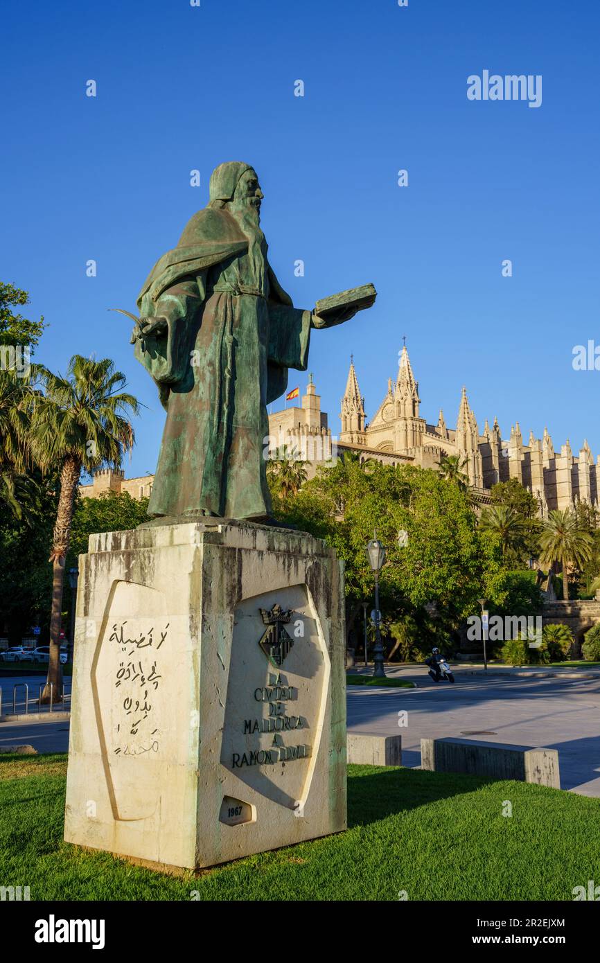 Denkmal für Ramon Llull mit der Kathedrale im Hintergrund, Werk von Horacio de Eguía, Paseo Sagrera, Palma, Mallorca, Balearen, Spanien Stockfoto