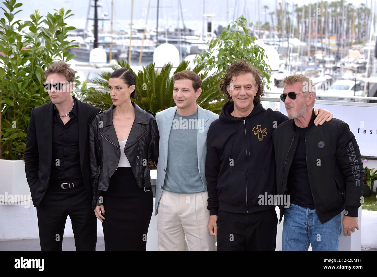 Cannes, Frankreich. 19. Mai 2023. CANNES, FRANKREICH - 19. MAI: Michael Pitt, Raquel Nave, Tye Sheridan, Jean-Stéphane Sauvaire, Sean Penn besucht die Fotokonferenz „Black Flies“ beim 76. Jährlichen Filmfestival in Cannes im Palais des Festivals am 19. Mai 2023 in Cannes, Frankreich. Kredit: dpa/Alamy Live News Stockfoto