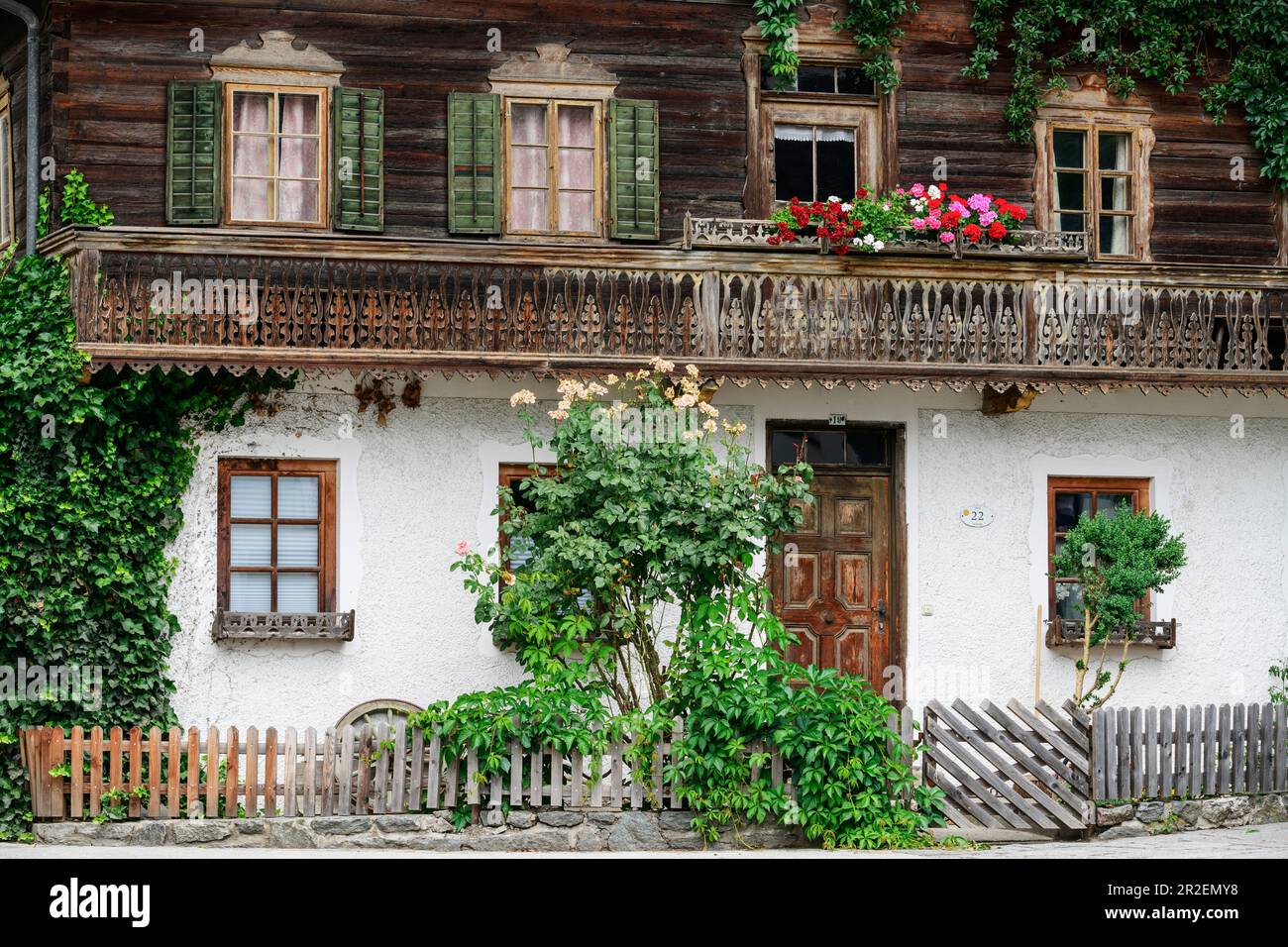 Traditionelles Bauernhaus mit Blumendekoration, Stumm, Zillertal, Tirol, Österreich Stockfoto