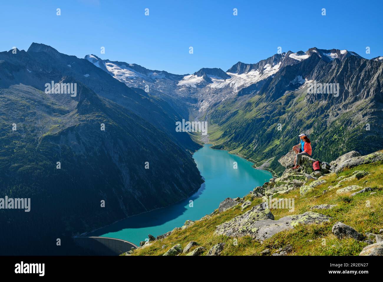 Mann und Frau sitzen auf Felsen und schauen Schlegeisspeicher und Großer Möseler, Peter-Habeler-Runde, Zillertalalpen, Tirol, Österreich Stockfoto