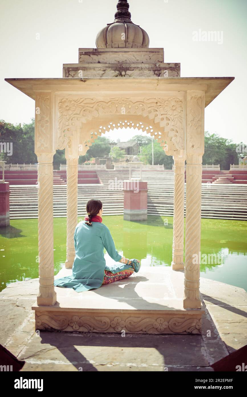 2019, Varshana, Govardhan, Vrindavan, Uttar Pradesh, Indien, Mantra-Meditation über einen heiligen Kunden in der Nähe von Varshana Stockfoto