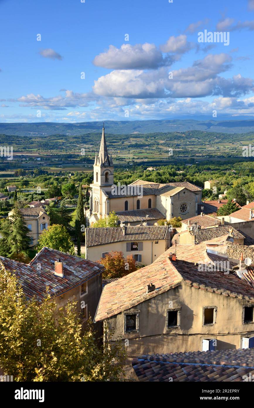 Blick von der oberen Stadt in die untere Stadt mit ihrer Kirche, Bonnieux im Luberon, Provence, Frankreich Stockfoto